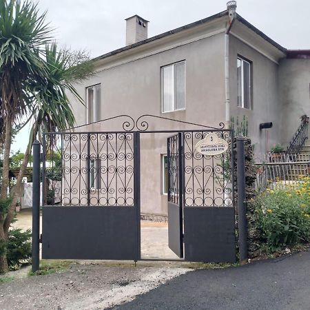 Merabi And Neli Guest House Makhinjauri Exterior photo
