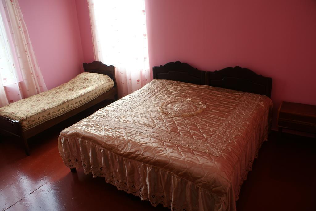 Merabi And Neli Guest House Makhinjauri Room photo