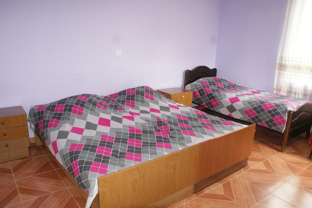 Merabi And Neli Guest House Makhinjauri Room photo