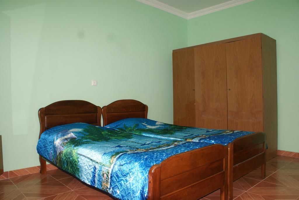 Merabi And Neli Guest House Makhinjauri Room photo