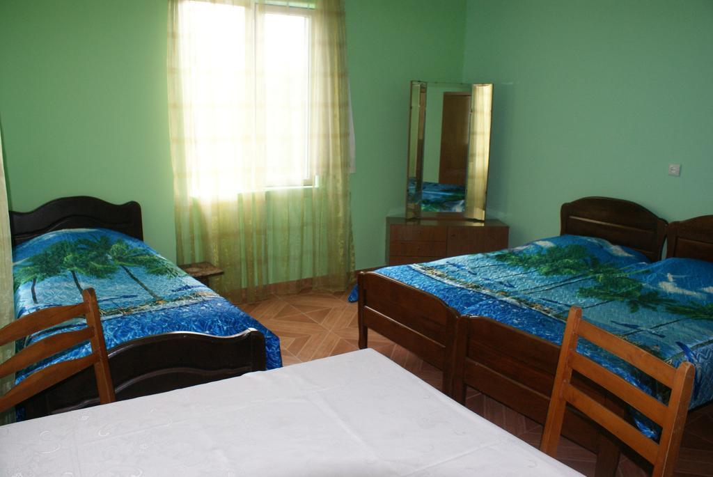 Merabi And Neli Guest House Makhinjauri Room photo