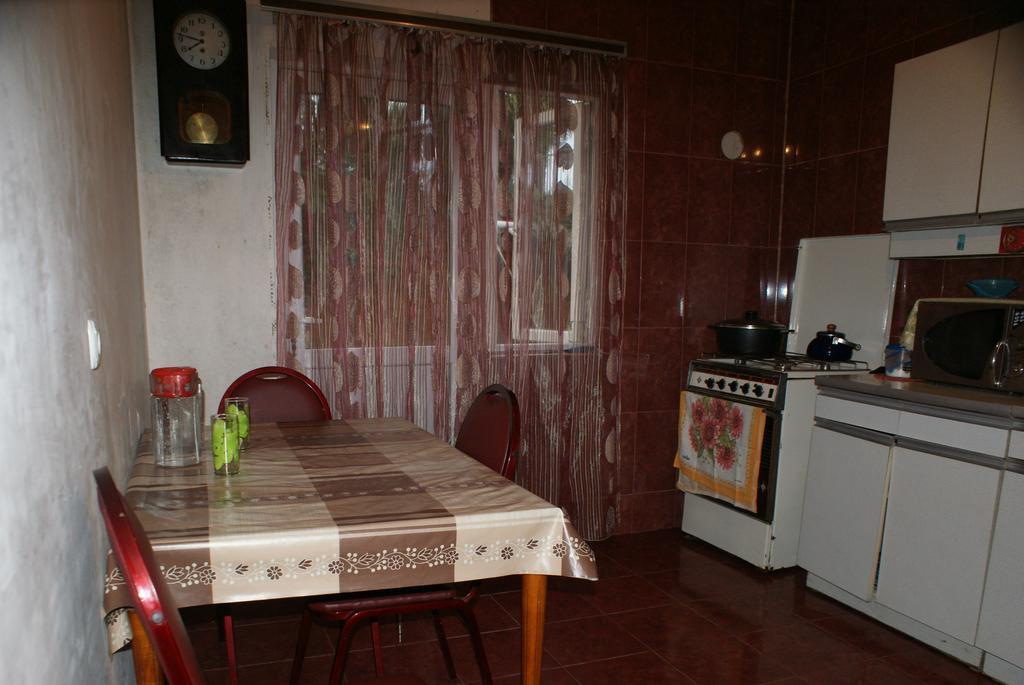 Merabi And Neli Guest House Makhinjauri Room photo